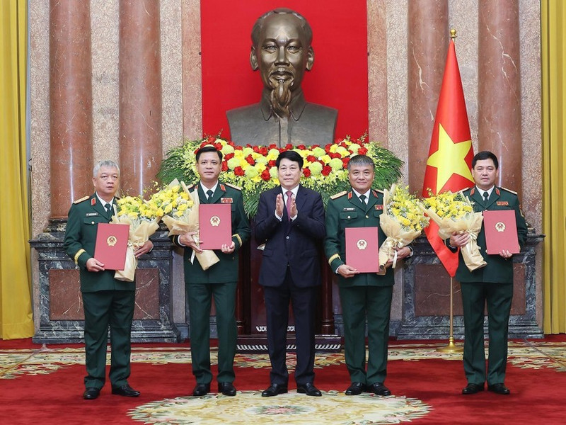 国家主席梁强向国防部副部长：阮鸿泰、阮文贤、阮长胜和越南人民军副总参谋长阮光玉等同志颁发中将晋升上将军衔的决定。（图片来源：越通社）