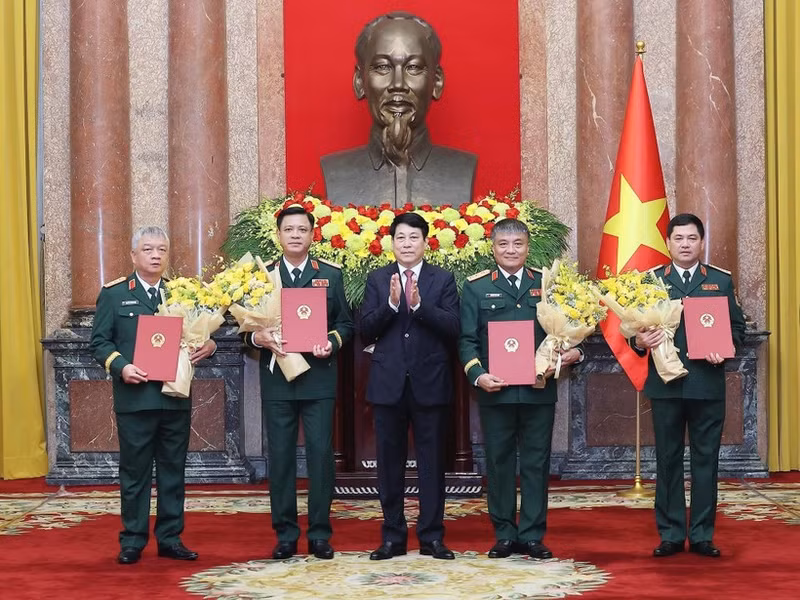 国家主席梁强向国防部副部长：阮鸿泰、阮文贤、阮长胜和越南人民军副总参谋长阮光玉等同志颁发中将晋升上将军衔的决定。（图片来源：越通社）