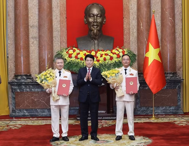 国家主席梁强向中央公安党委常委会委员、公安部副部长范世松，中央公安党委常委会委员、公安部副部长阮玉林颁发晋升上将警衔的决定。图自越通社