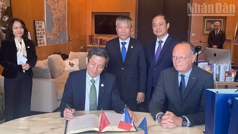 岘港市人民委员会副主席陈南兴与法国勒阿弗尔市市长爱德华·菲利普签署了《建立两国港口城市合作与友好关系备忘录》。