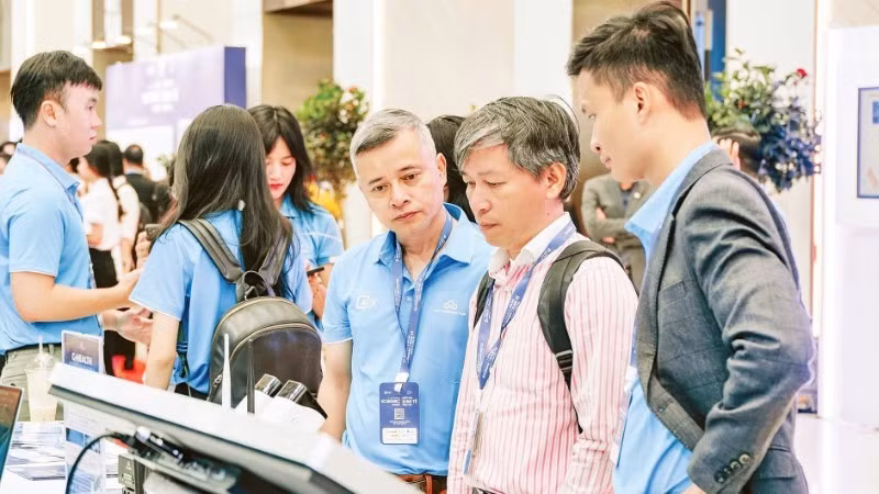 在2025年秋季经济论坛HEF上的C-OpenAI开放技术生态系统中展示 “Make in Vietnam” 产品与服务。