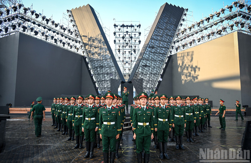 8月8日上午，曾代表越南人民军参加在俄罗斯莫斯科举行的红场阅兵仪式的第一军官学校68名军人在国家美亭体育场进行了彩排。