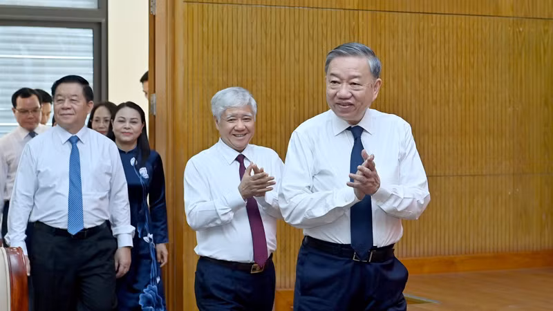 越共中央总书记苏林与越南祖国阵线和中央各团体党委举行工作会议。