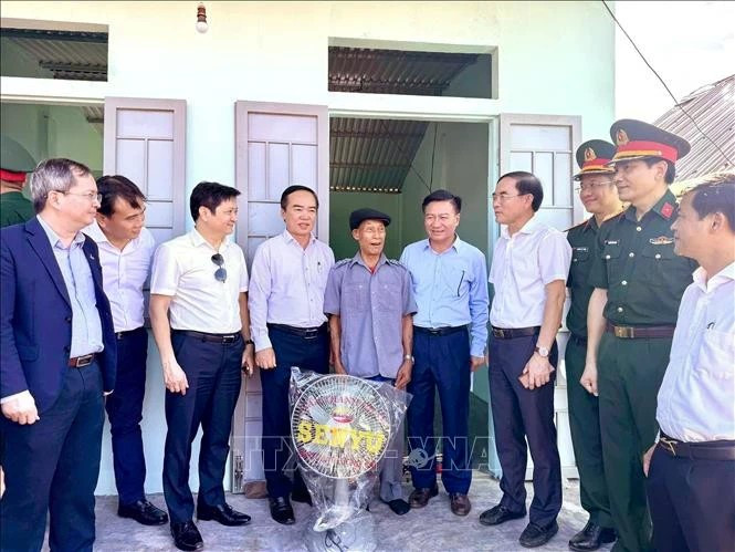 广治省消除危旧房指导委员会代表团向广治省向化县贫困户赠送慰问品。（图片来源：越通社）
