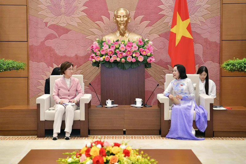 越南国会副主席阮氏青与韩国性别平等与家庭委员会主席李仁顺。（图片来源：越通社）