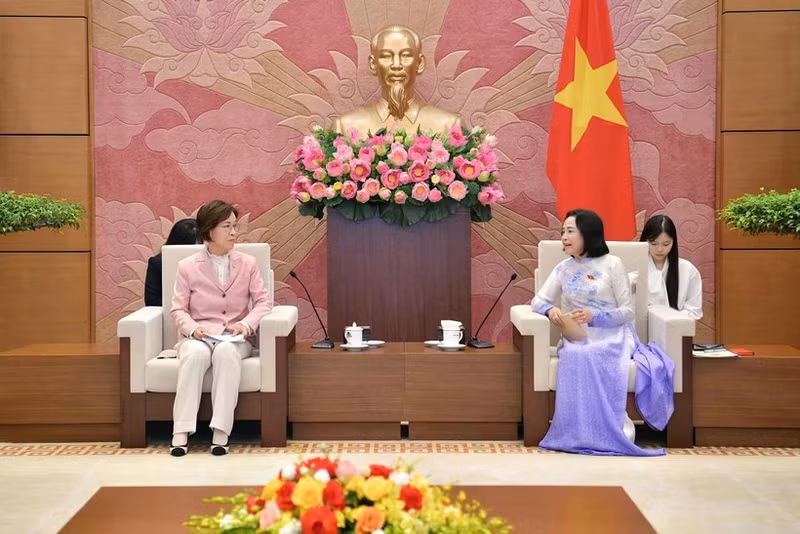 越南国会副主席阮氏青与韩国性别平等与家庭委员会主席李仁顺。（图片来源：越通社）
