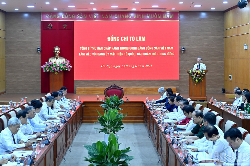 越共中央总书记苏林与越南祖国阵线和中央各团体党委举行工作会议。