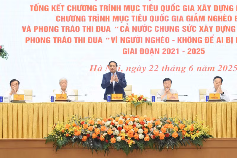 越南政府总理范明正主持新农村建设与扶贫工作全国视频会议。