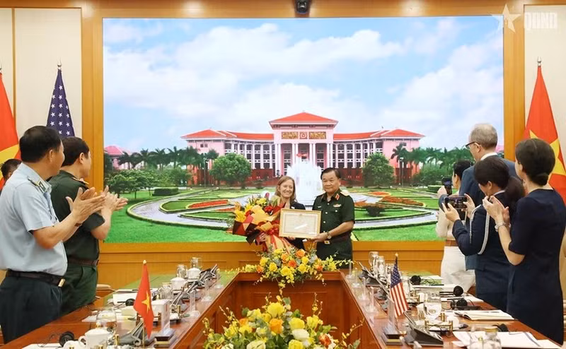 越共中央委员、中央军委常委、国防部副部长黄春战上将向美国国际开发署（USAID）驻越南首席代表阿勒·格拉布斯授予奖状。（图片来源：越通社）