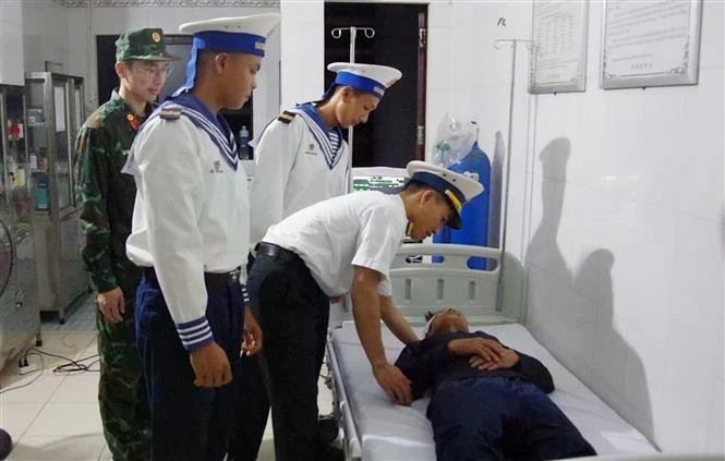 医生们对患者表示亲切问候。（图片来源：越通社）