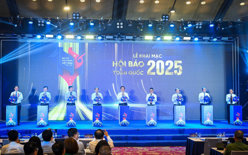 越共中央政治局委员、中央书记处书记、中央宣教与民运部部长阮重义与各位代表一同按钮开幕2025年越南全国报刊展。
