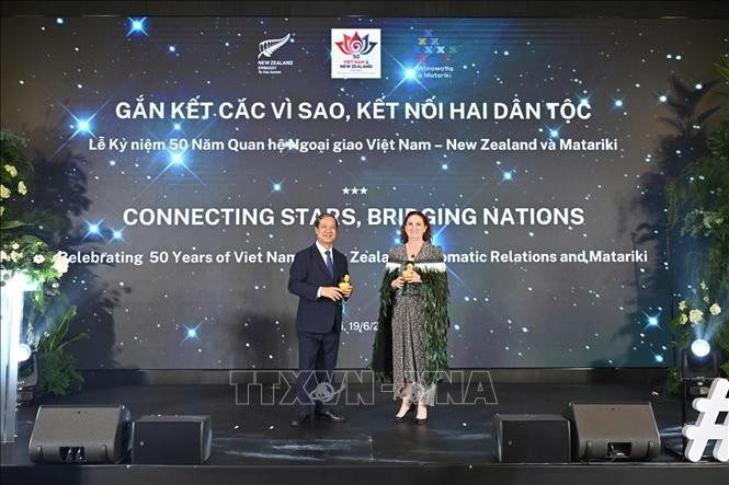 教育与培训部部长阮金山与新西兰驻越南大使卡罗琳·贝雷斯福德。