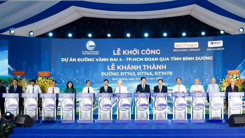 各位代表出席并进行项目开工和竣工的启动仪式。