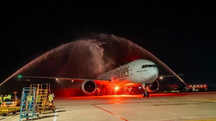 阿联酋航空首趟飞往岘港的航班以喷水仪式迎接。（图片来源：太阳集团供图）
