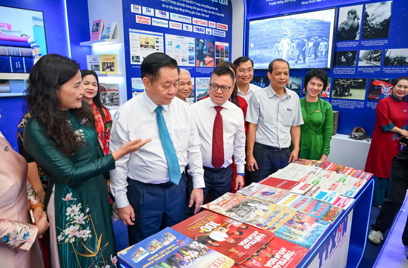 各位代表参观参展的展位。