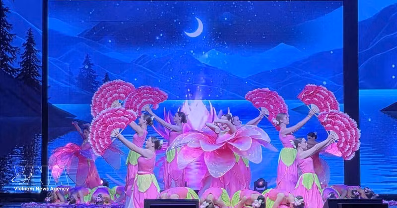 旅俄越南人艺术团的表演节目。（图片来源：越通社）