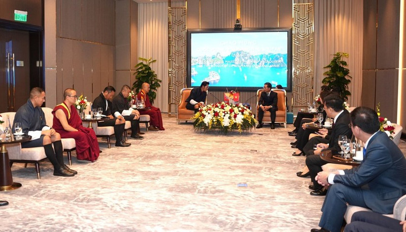 广宁省领导人礼节性拜会了不丹国王吉格梅·凯萨尔·纳姆耶尔·旺楚克一行。（图片来源：baoquangninh.vn）