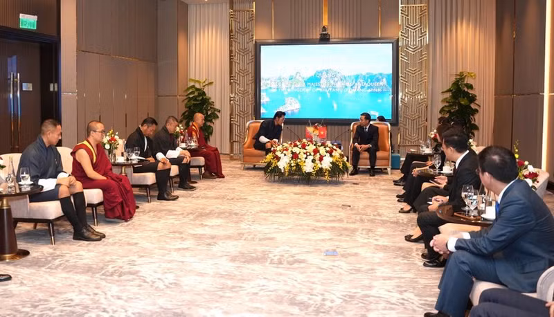 广宁省领导人礼节性拜会了不丹国王吉格梅·凯萨尔·纳姆耶尔·旺楚克一行。（图片来源：baoquangninh.vn）