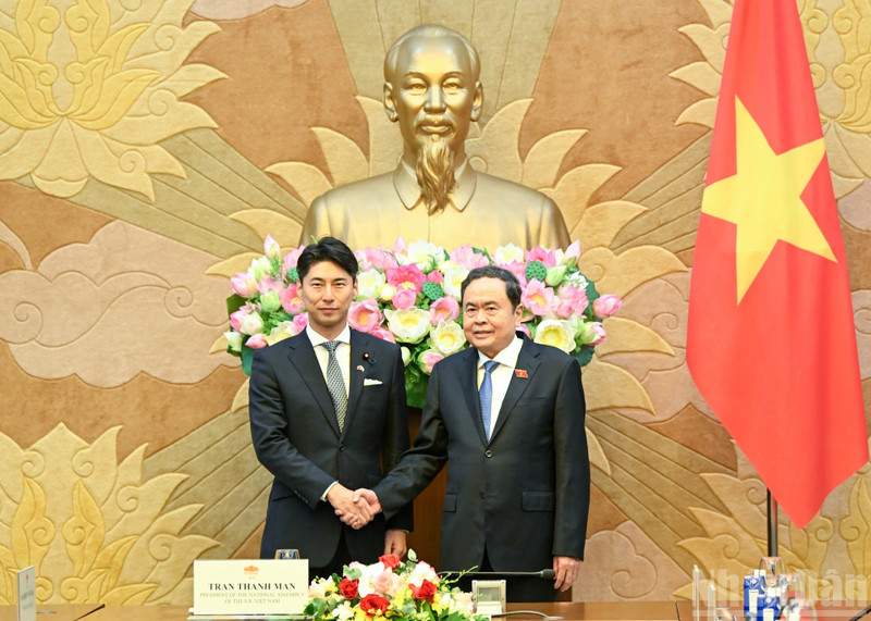 越南国会主席陈青敏（右）与日本自由民主党青年局局长中曾根康隆。