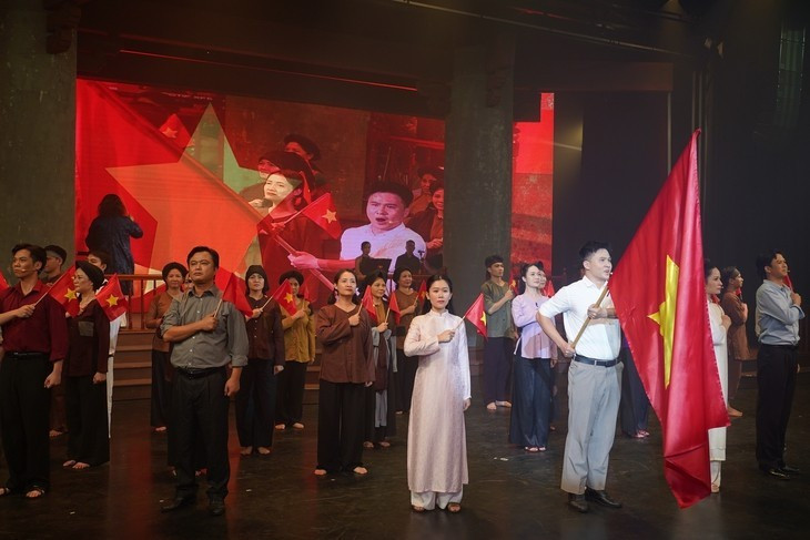 《咖啡面包》历经精心筹备与排练，最终亮相首都舞台。（图片来源：越南话剧院供图）