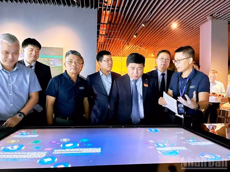 阮志勇副总理和代表们参观越南航天博物馆开馆。