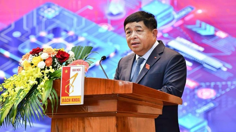 越南政府副总理阮志勇出席在“越南人工智能学院”项目发布仪式上发表讲话。