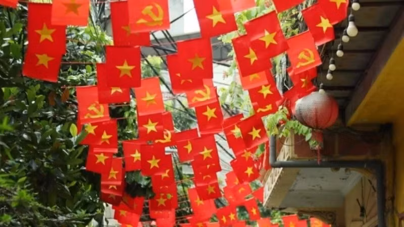 河内首都的小巷在九·二国庆节期间被祖国旗帜的红色装点得格外鲜艳。