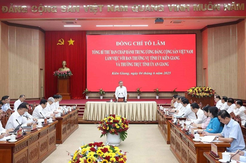 越共中央总书记苏林率中央工作代表团与坚江省委常务委员会和安江省委常委召开会议。