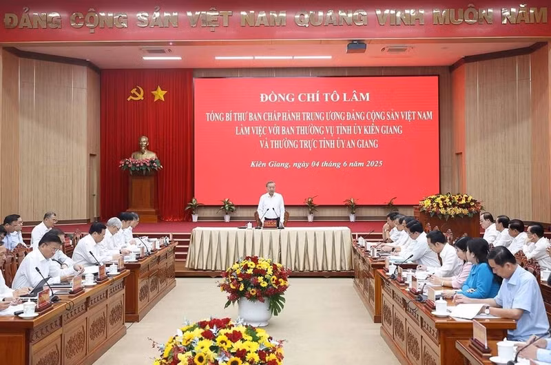 越共中央总书记苏林率中央工作代表团与坚江省委常务委员会和安江省委常委召开会议。