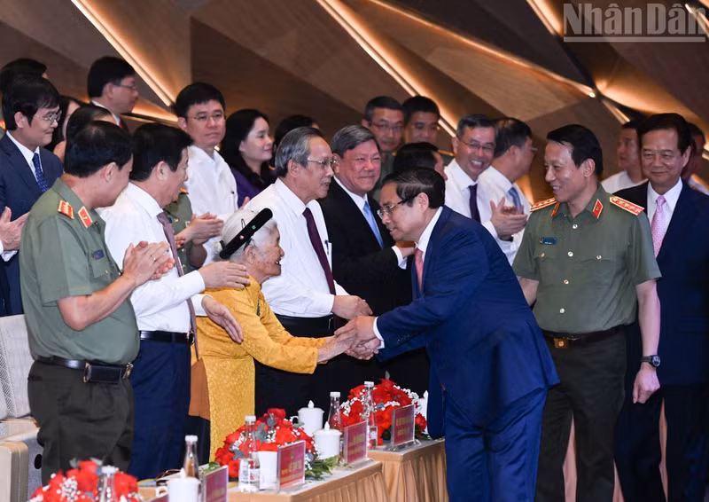 范明正总理与出席第九次“致力于祖国安全”竞赛大会的代表。