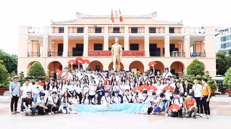 代表团在龙屋码头参观并合影留念。