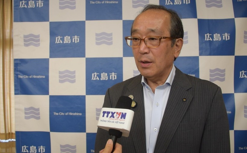 日本广岛市市长松井一实接受越通社驻日记者采访。（图片来源：越通社）