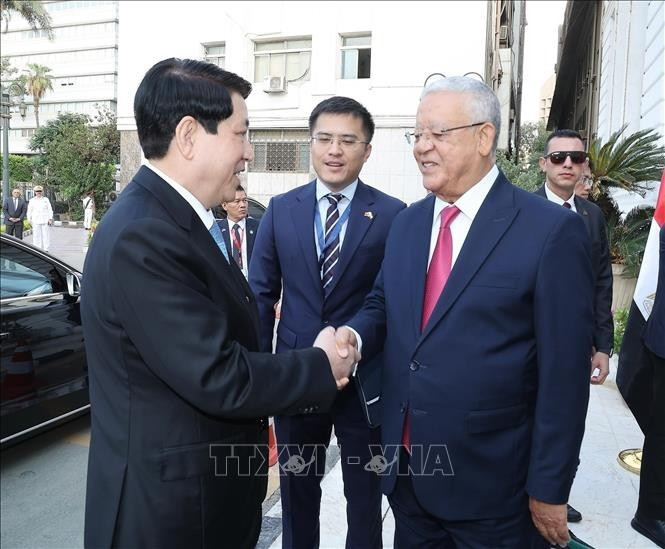 梁强主席（左）与哈纳菲·贾巴利议长。（图片来源：越通社）