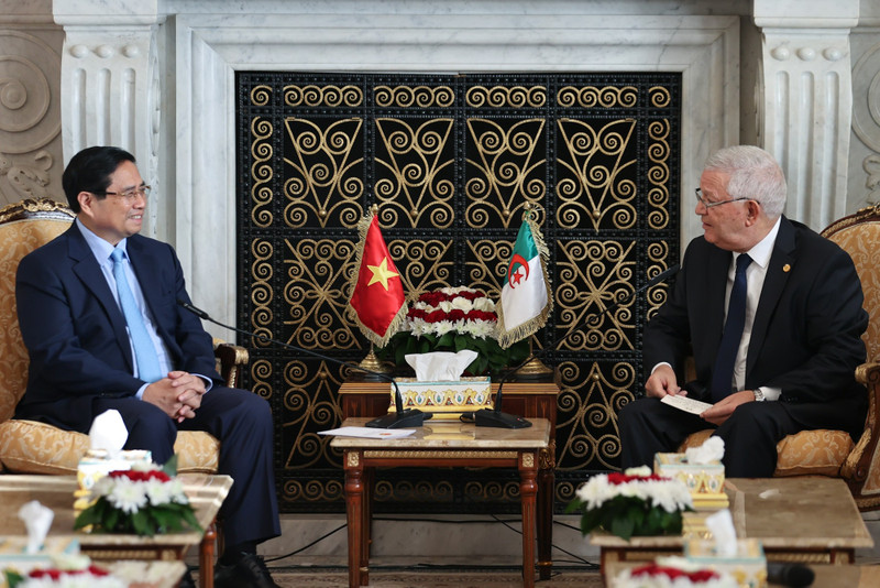 越南政府总理范明正会见阿尔及利亚民族院议长阿祖兹·纳斯里。（图片来源：政府门户网）
