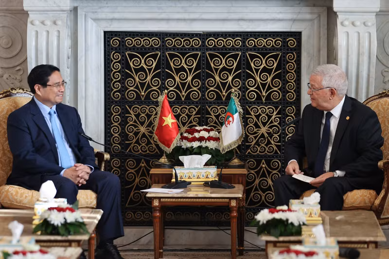越南政府总理范明正会见阿尔及利亚民族院议长阿祖兹·纳斯里。（图片来源：政府门户网）