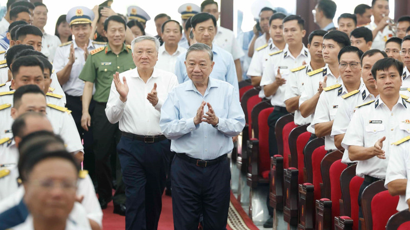 越共中央总书记苏林视察国防部海军第五区。