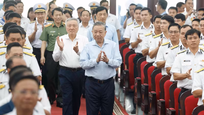 越共中央总书记苏林视察国防部海军第五区。