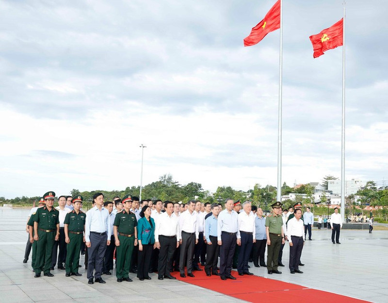 越共中央总书记苏林率中央工作代表团前往胡志明主席雕像。