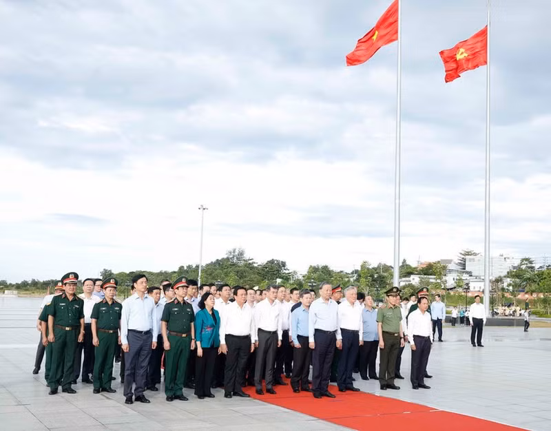 越共中央总书记苏林率中央工作代表团前往胡志明主席雕像。