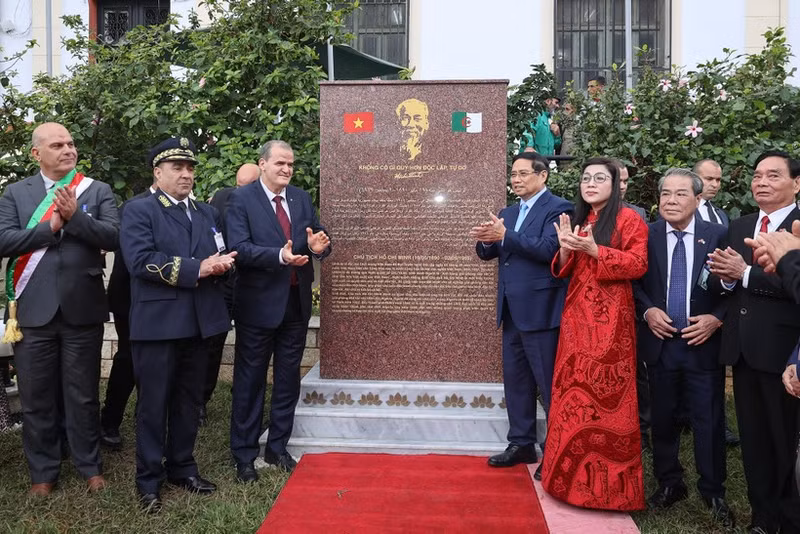 越南政府总理范明正及夫人出席胡志明主席纪念碑落成仪式。