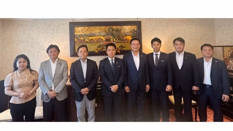 范光效大使同各位代表合影留念。（图片来源：越南驻日本大使馆提供）