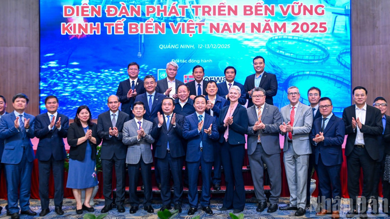 与会代表合影留念。