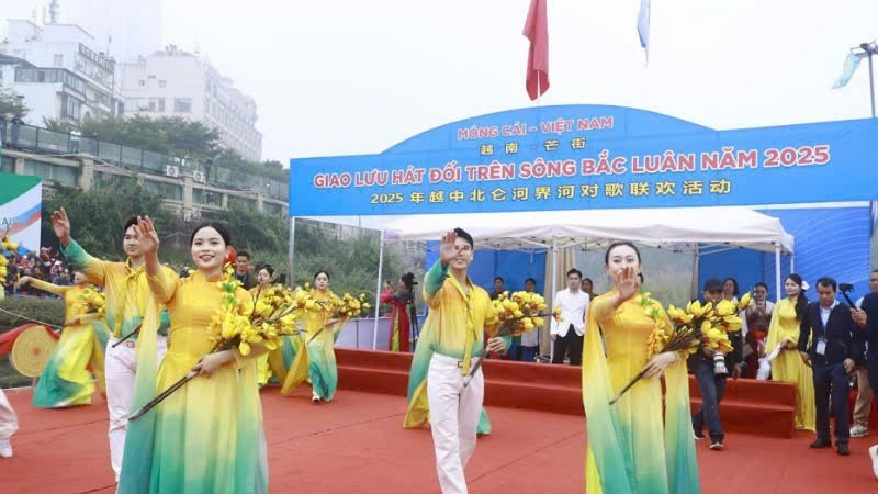 北仑河界河对歌交流活动热闹亮相。