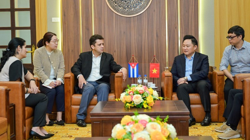 《人民报》社副总编辑潘文雄会见古巴驻越南大使馆工作代表团。