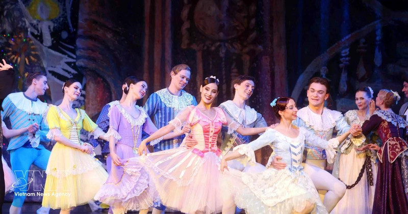 来自俄罗斯久负盛名的俄罗斯国家芭蕾舞团（Russian State Ballet）携手河内交响乐团联合演出经典芭蕾舞剧《胡桃夹子》。