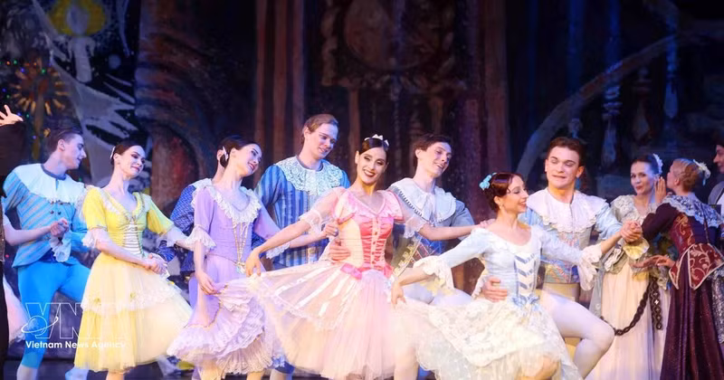 来自俄罗斯久负盛名的俄罗斯国家芭蕾舞团（Russian State Ballet）携手河内交响乐团联合演出经典芭蕾舞剧《胡桃夹子》。