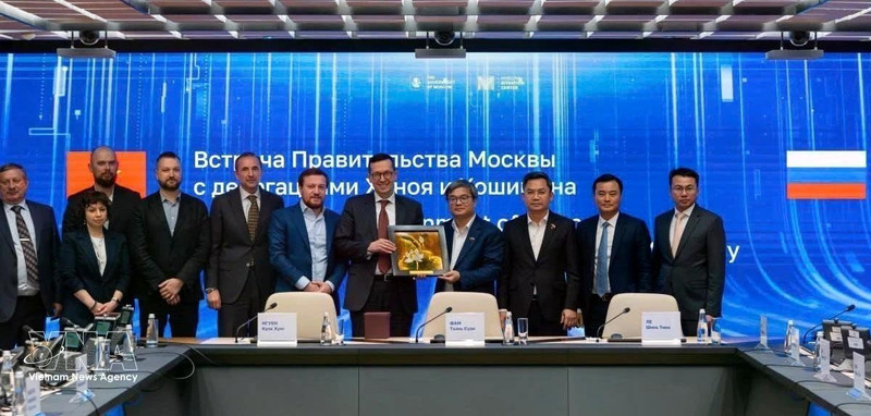 双方代表合影。（图片来源：越通社）