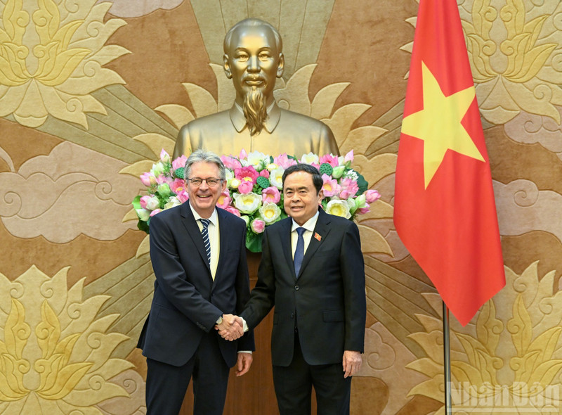 越南国会主席陈青敏(右)与德国社会民主党副主席阿希姆·波斯特。