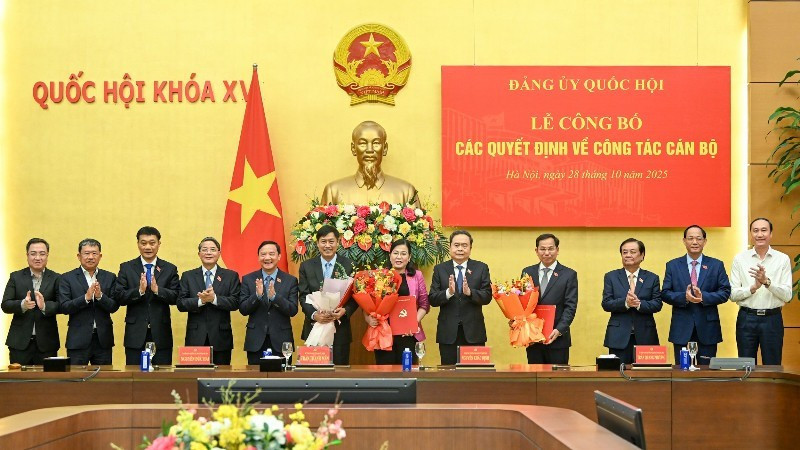 国会主席陈青敏和各位国会副主席同出席仪式的代表合影。