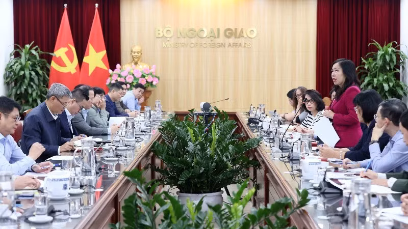 外交部副部长、APEC 2027 宣传与文化分委会主任黎氏秋姮主持了分委会第一次会议。（图片来源：越通社）